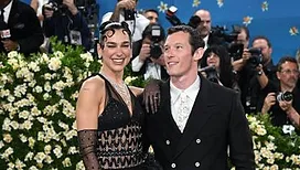Dua Lipa a épousé l’acteur britannique Callum Turner ce week-end ! (photos)