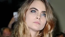 Le mannequin Cara Delevingne a vendu de la drogue à l’âge de 14 ans : « J’en vendais la moitié et je consommais le reste »