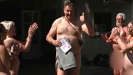 Benjamin Maréchal se met à nu sur RTL et nous révèle avoir fréquenté des thermes naturistes dans le passé : « Quand on est reconnu, les regards deviennent très insistants… »