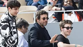 Dans la tourmente, Patrick Bruel fait une demande à ses fils : le premier la respecte, le second préfère l’ignorer