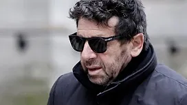 « Vous êtes M. Patrick Bruel ? » : la réaction du chanteur au moment de l’annonce de sa mise en examen pour viol, tentative de viol, agression sexuelle et harcèlement sexuel