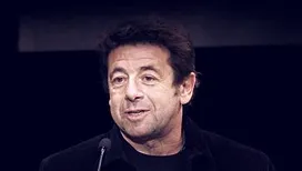 Patrick Bruel, mis en examen, échappe à la prison : 500.000 euros de caution, ne pas quitter le pays ni fréquenter des salons de massage… mais il peut toujours donner des concerts, voici les obligations qu’il doit respecter !