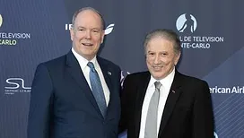 « J’aimerais bien mourir sur un plateau de télévision » : Michel Drucker, après avoir frôlé la chute en descendant les marches du Festival de Télévision de Monte-Carlo, livre un bouleversant discours lors de sa remise de la Nymphe d’Honneur