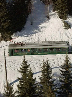 Un train à travers