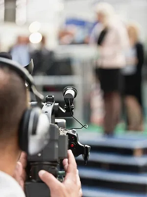 Petits curieux, grands écrans