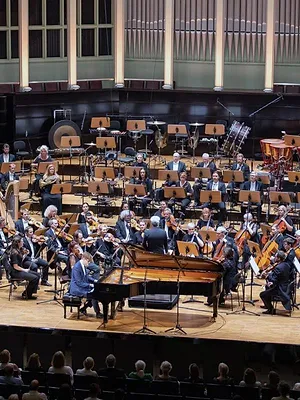 Víkingur Olafsson interprète le Concerto pour piano de Grieg