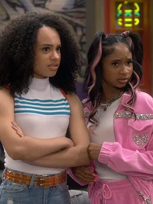 Lay Lay dans la place S2 E16