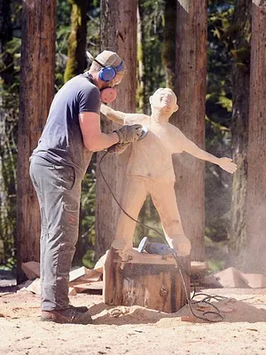 Les maîtres de la tronçonneuse