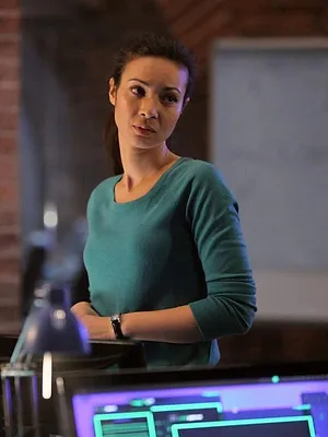 Crossing Lines S1 E6