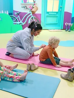Sarah doet yoga