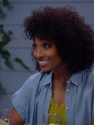 Lay Lay dans la place S1 E2