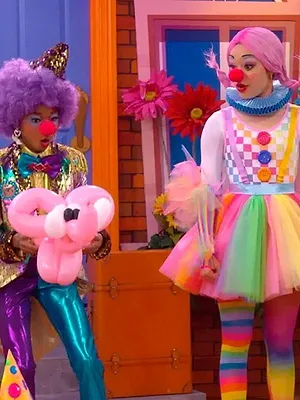 Lay Lay dans la place S1 E9