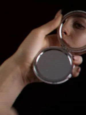 À travers le miroir