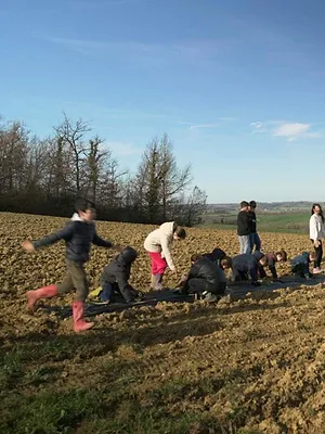 Nos mains dans la terre, l'aventure des enfants et des arbres