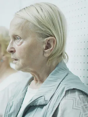 Une femme sur le toit