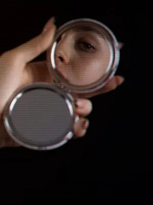 À travers le miroir