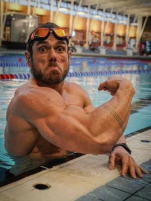 Ross Edgley vs Requins