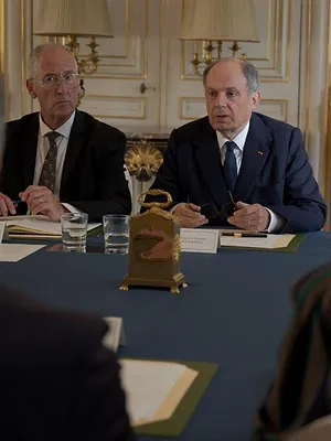 Mitterrand confidentiel S1 E1