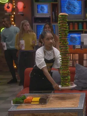 Lay Lay dans la place S2 E3