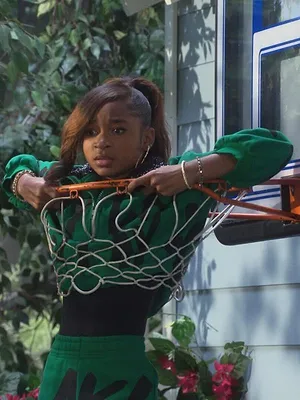 Lay Lay dans la place S2 E5