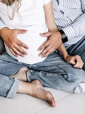 Vier handen op een buik