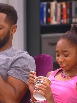 Lay Lay dans la place S1 E6