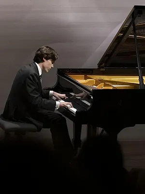Jaeden Izik-Dzurko : Medtner, Ravel, Rachmaninov - Fondation Louis Vuitton