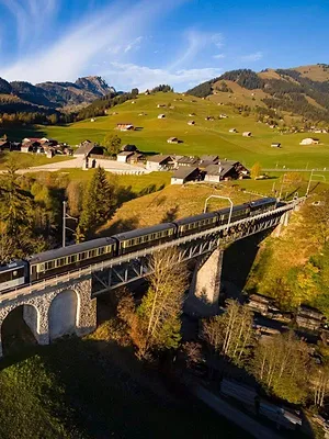 En train à travers la Suisse