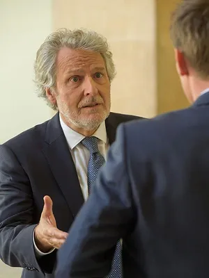 La stagiaire S7 E1