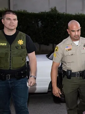 Deux tombes dans le désert