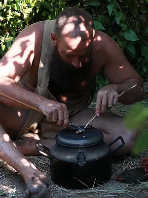 Retour à l'instinct primaire : seul au monde