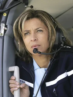 Une femme d'honneur S10 E1