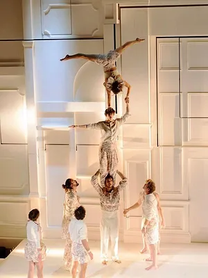 Entre chiens et louves par le Cirque Le Roux au Bon Marché Rive Gauche