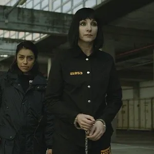 Derrière les barreaux