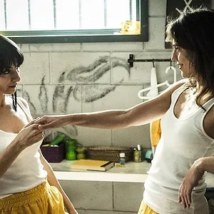 Derrière les barreaux