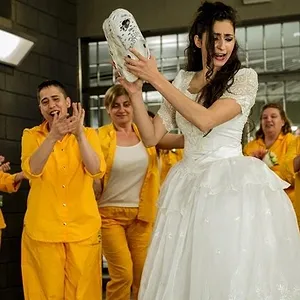 Derrière les barreaux