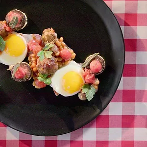 Tout le monde à table