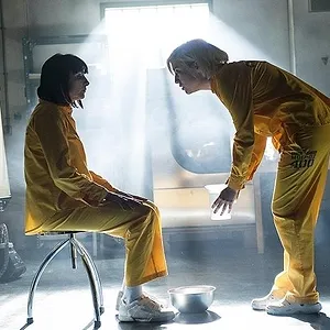 Derrière les barreaux