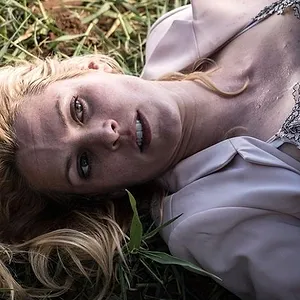 Derrière les barreaux