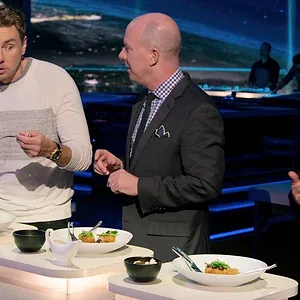 Tout le monde à table