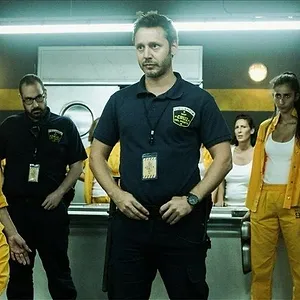 Derrière les barreaux