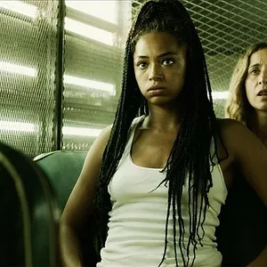 Derrière les barreaux