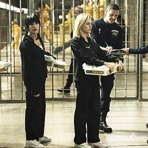 Derrière les barreaux