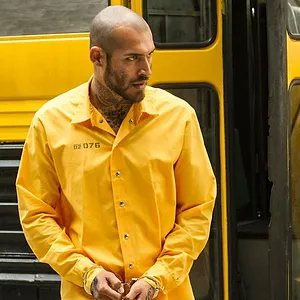 Derrière les barreaux