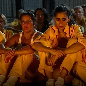 Derrière les barreaux