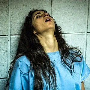 Derrière les barreaux