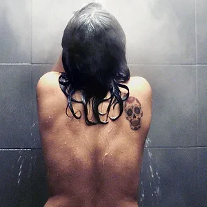 Derrière les barreaux