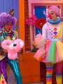 Lay Lay dans la place S1 E9